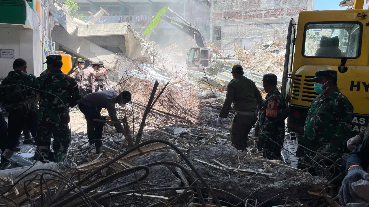 evakuasi gedung ambruk